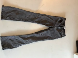 Gråa jeans - Säljer mina snygga gina jeans då dem inte komemr till användning. Medel höga i midjan. Använt fåtal gånger.  Pros är diskuterbart.