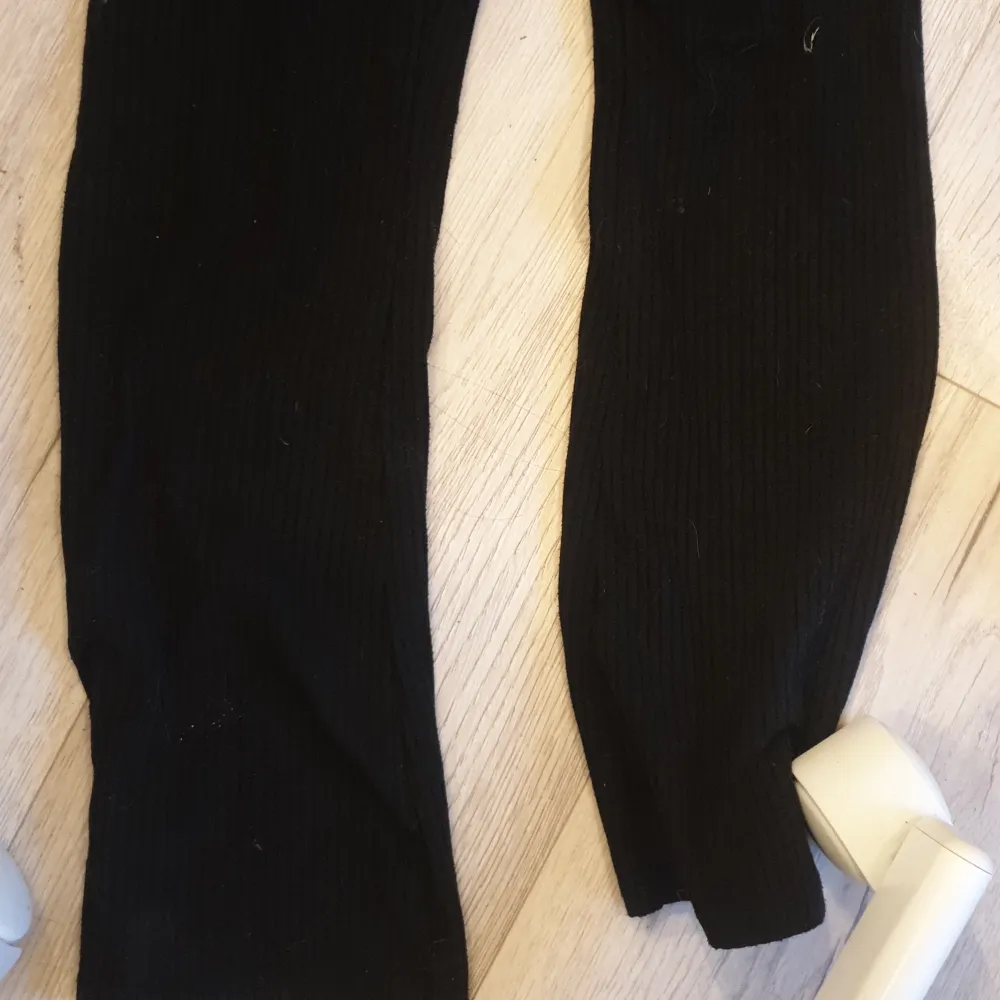Svarta utsvängda tajts (tvättas innan de säljs). Jeans & Byxor.