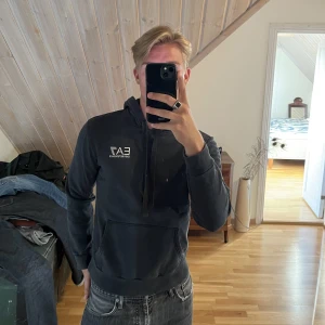 EA7 hoodie - Ea7 hoodie som inte andvänds längre, och är för liten. Storlek:s Nypris: 1199 kr Pris:199 kr + frakt Betalning sker via Swish, skriv om ni har frågor 
