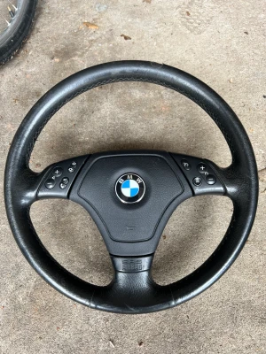 BMW ratt e46 - Snygg ratt passande till en BMW E46 med airbag.  Airbagen är endast 1 år gammal och funkar utmärkt!  