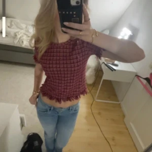 ZARA TOPP - Jätte fin topp från zara, den är i super bra skick. Ser knappt använd ut❣️ pris kan diskuteras vid snabb affär🙏🏻obs lånade bilder!!