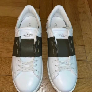 Valentino Calf Skin Open Brun Storlek 43 - Valentino Open, Condition är 8/10. Kvitto finns och färgen är brun. Pris kan diskuteras för smidig affär.