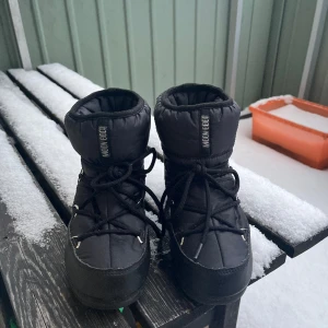 Moon boot - Low nylon WP 2 abow boots från Moon boot❤️ Köpta förra året på hemsidan Mytheresa, knappt använda pga att dem var lite för små för mig :/ Det är strl 36 😊 Nypris 175 euro. Pris kan diskuteras vid snabb affär 😁