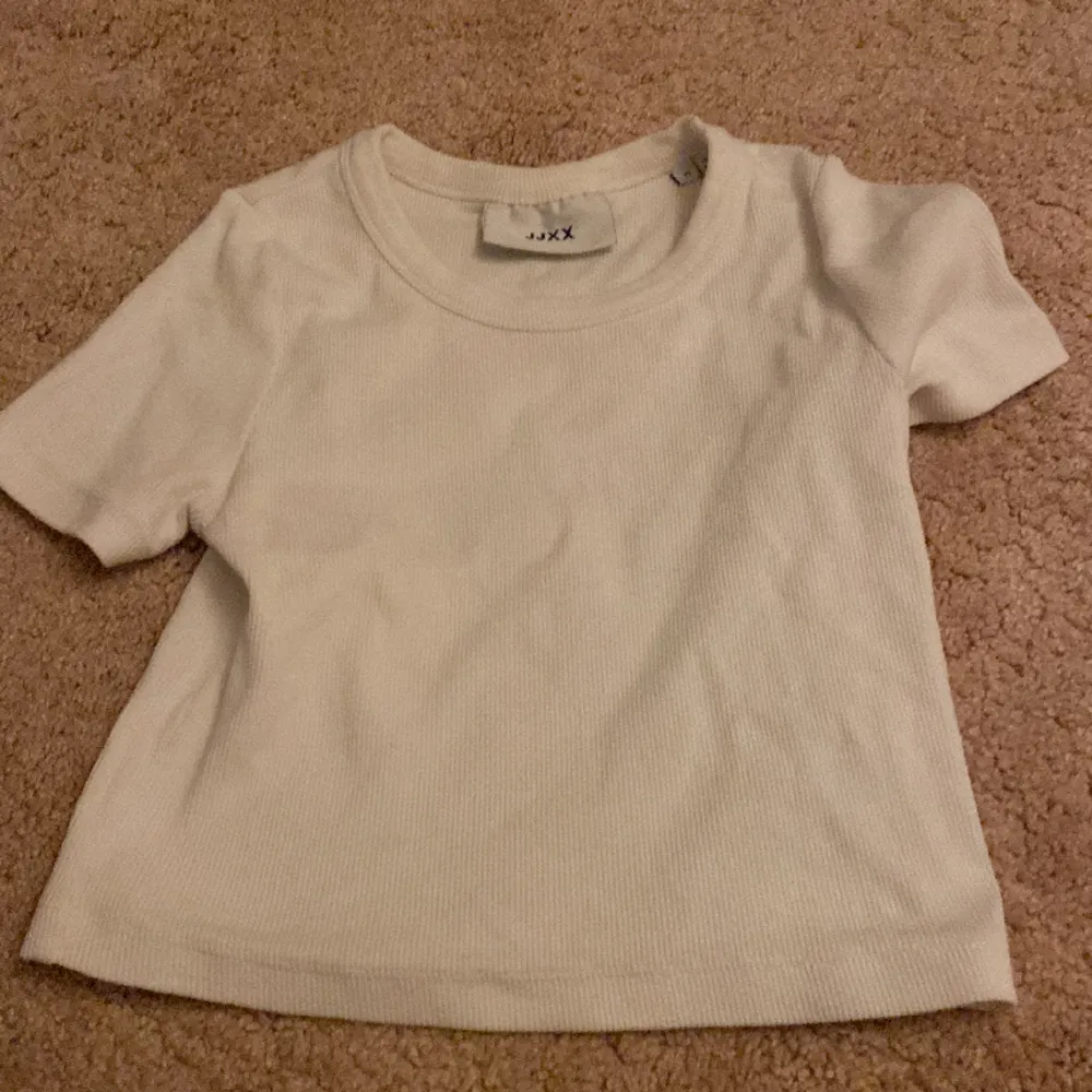 Detta är en vit t-shirt som är kortare modell! Använt 1 gång.. T-shirts.