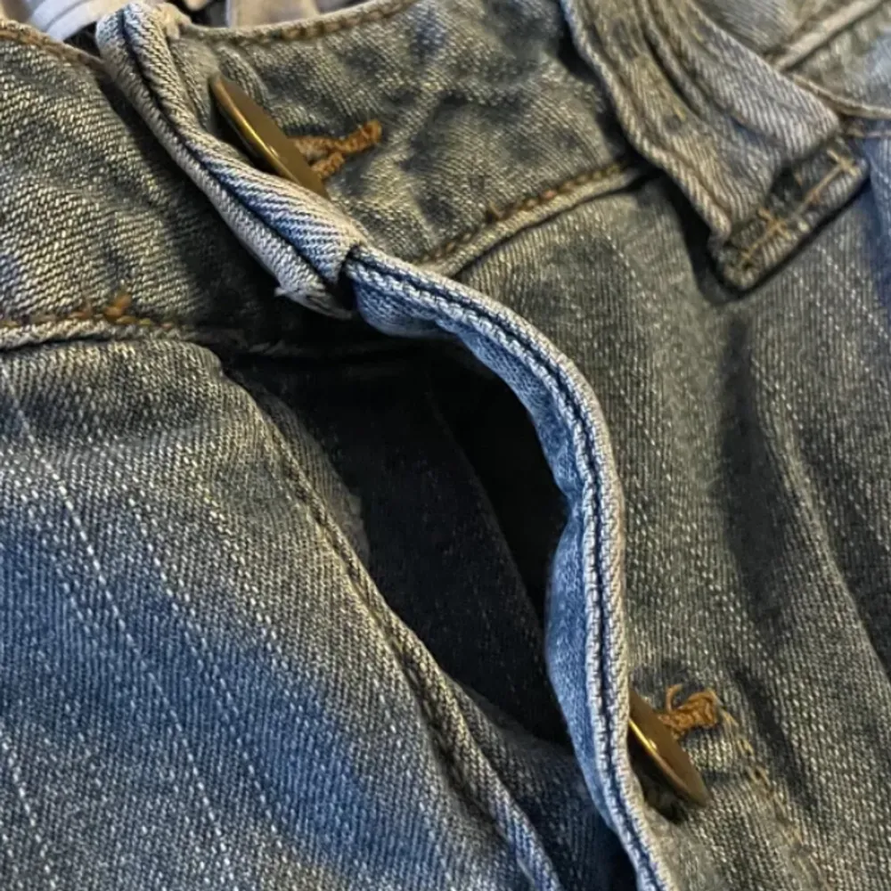 Jeans i hyfsat bra skick, 1 knapp fram saknas för att knäppa byxorna (sista bilden). Pris kan diskuteras. Jeans & Byxor.