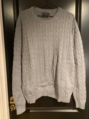 Kabelstickad tröja - Fin grå kabelstickad tröja från East West i storlek XL