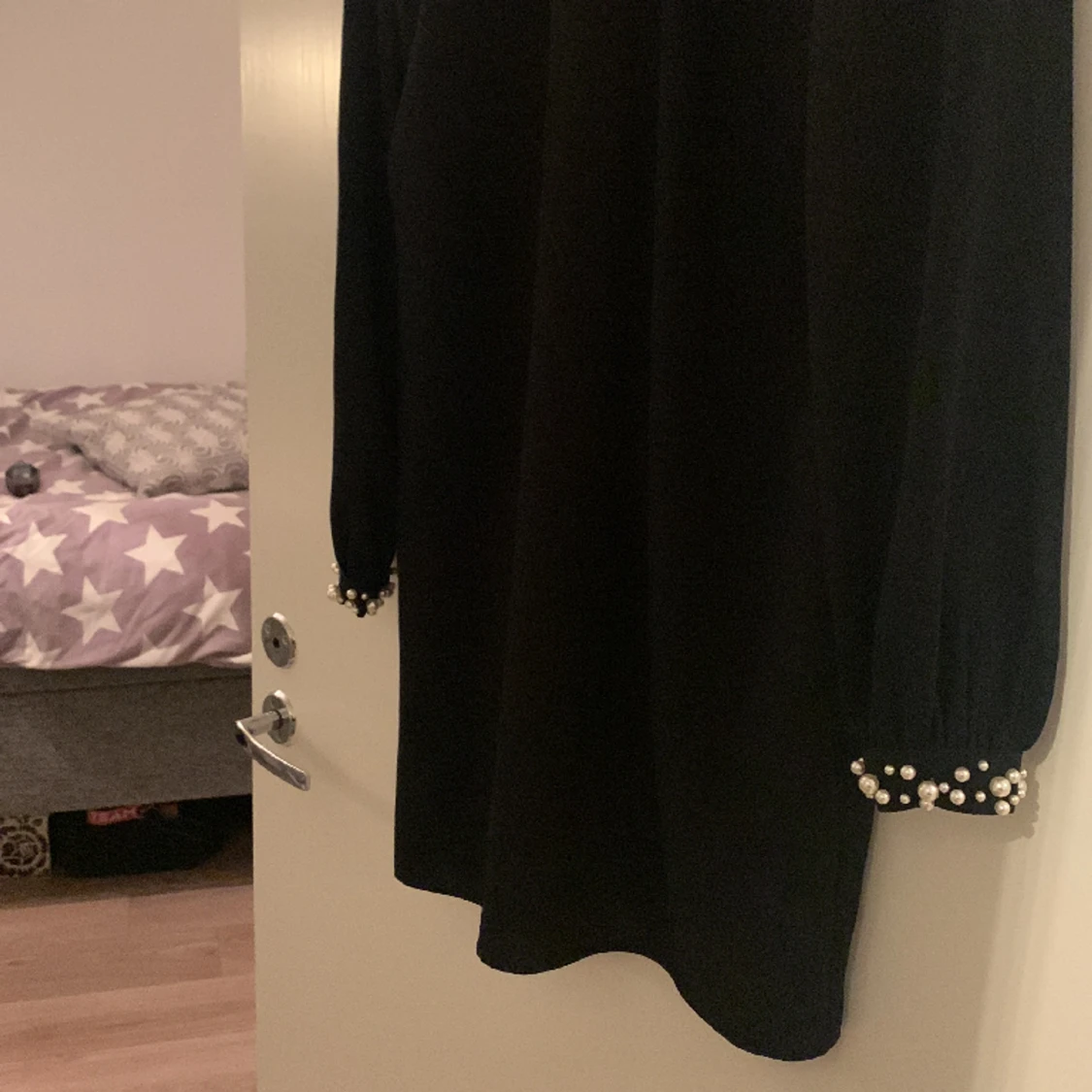 Fin svart klänning med pärl detaljer  - 90