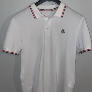 Moncler Piké  - Hejsan! Säljer min moncler piké, är i riktigt bra from 10/10 storlek M, priset kan diskuteras.