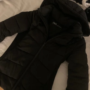 Vinter jacka  - Svart vinner jacka köpt på zara förra året. Håller värmen med tjocka tröjor under samt inga håll eller likande (som ny). Tight i midjan samt luva🤍