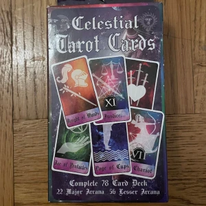 Tarot - Säljer min Tarot som inte kommer till användning! På bild 2 kan du se att förpackningen är tejpad men korten är som nya!💗