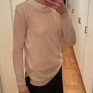 Rosa tröja! - Säljer en rosa tröja som inte kommer till användning 💗💗Den är tunn stickad!