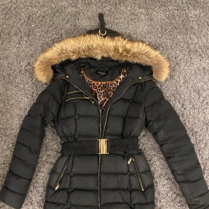 Hollies jacka  - Superfin vinterjacka, säljer eftersom att jag tröttnat på den. Finns tecken på användning men superfin fortfarande. Nypris 4000kr. Pris kan diskuteras ( pälsen är finare men har legat i kartong därav utseendet) 