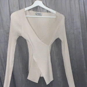 Tröja från Chiquelle - Har en liten fläck där inne men annars är tröjan knappt använd 