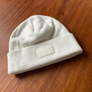 Mössa H&M Better Days  - Vit mössa från H&M med texten Better Days. Fint skick, stort sett oanvänd. 