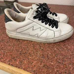 Zadig skor - Skor från Zadig & Voltaire slitna inuti men de syns inte när man har på dom. Priset e diskuterbart vid smidig affär! Nypris runt 3200. Skriv om ni undrar ngt❤️