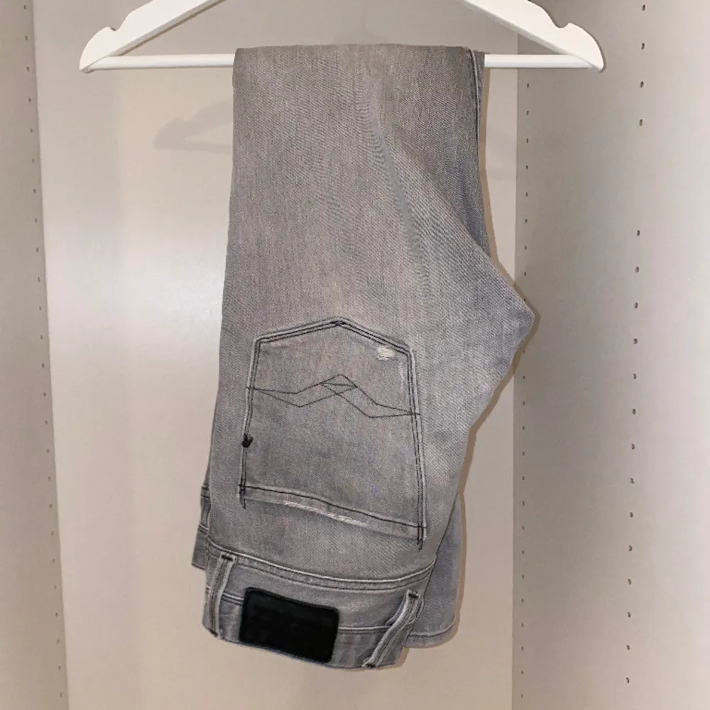 Fräscha replay jeans. Använda ett fåtal gånger och inga defekter. Nypris runt 1600-1800.. Jeans & Byxor.