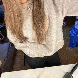 Stickad tröja - Säljer denna jätte mysiga tröja som är perfekt nu till vintern🥰🥰  