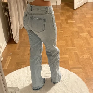 Stradivarius jeans - Par blåa jeans från stradivarius, har sprättat upp sömmen nere på byxorna!  Storlek 38 🫶🏼