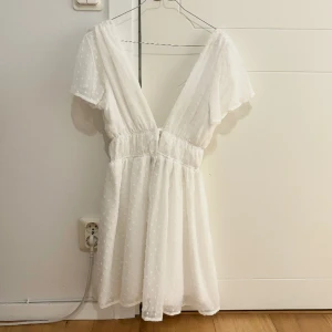 Studentklänning - Vit klänning från Lulus i storlek xs, nypris 1100. Använd en gång (studenten) perfekt skick