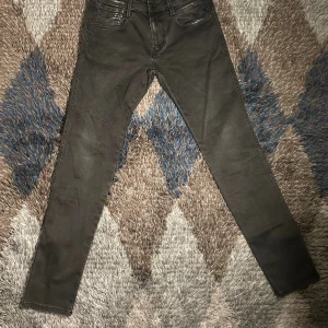 Replay Hyperflex Anbass Jeans - Feta Replay jeans i modellen Anbass!👖 Aldrig använda! Hör av er vid frågor eller liknande! 