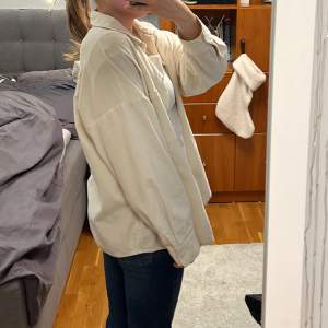 Fin oversized beige skjortjacka från H&M. Ny skick eftersom den bara är använd 1 gång. Strl S men eftersom den är oversized passar den även större storlekar. Säljer även samma jacka men i pastellgrön. Köpt för 200 kr🩷