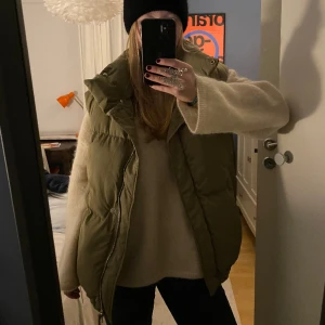 Grön väst - Grön pufferväst💚jättefluffig och skön väst som är cool till det mesta, säljer för att jag har en liknande! Köptes för 450kr