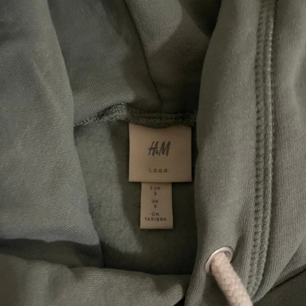 Säljer denna hoodie från H&m💚 Storlek S. Hoodies.