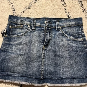 victoria beckham jeanskjol - jättefint skick, lite liten för mig tyvärr!