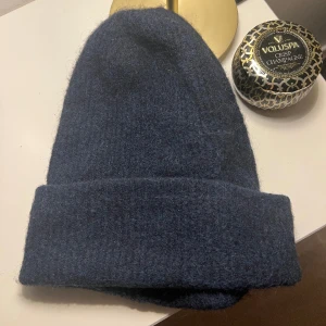Samsoe mössa  - Marinblå mössa från märker samsoe samsoe i bra skick! Nypris 480, säljer den för 100🧸