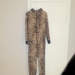 Leopardmönstrad one-piece Gina Tricot strl L  - Leopardmönstrad one-piece från Gina Tricot Strl L. Använd endast ett fåtal gånger. Superskön att gå runt i hemma eller kanske på maskerad ;) 100% bomull.