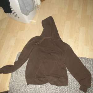 En brun oversized hoodie