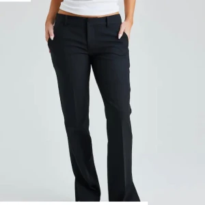 Svarta kostymbyxor - Säljer dessa jättefina och populära kostymbyxor från bikbok då de blivit för små för mig. Det är modellen Vera som är i stolek 34 petige. De är nervikta så de är någon centimeter längre än vanligt. Hör av dig vid frågor💕