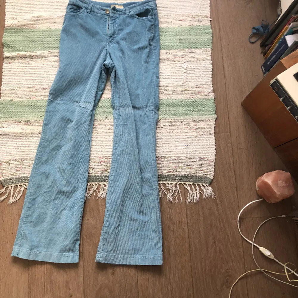 Blåa manchesterbyxor, otroligt fina, som jag tyvärr blivit för stor om rumpan för… skulle säga att de är 27/26 x 35. Jeans & Byxor.
