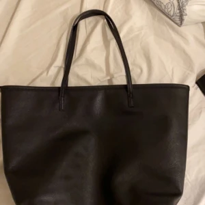 Skinn väska  - Använder inte den är i fint skick 