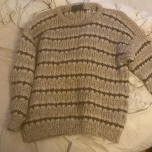 Stickad  - En jätte fin stickad tröja från min mamma när hon va ung väldigt tjock och skön till vinter