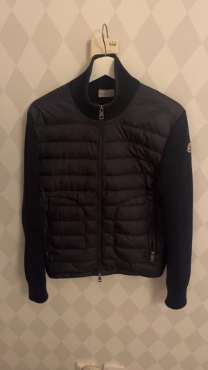 Moncler cardigan  - Väldigt fint skick förutom lite lite skav på ärmarna längst ut syns inte alls vid användning! Och självklart äkta!!