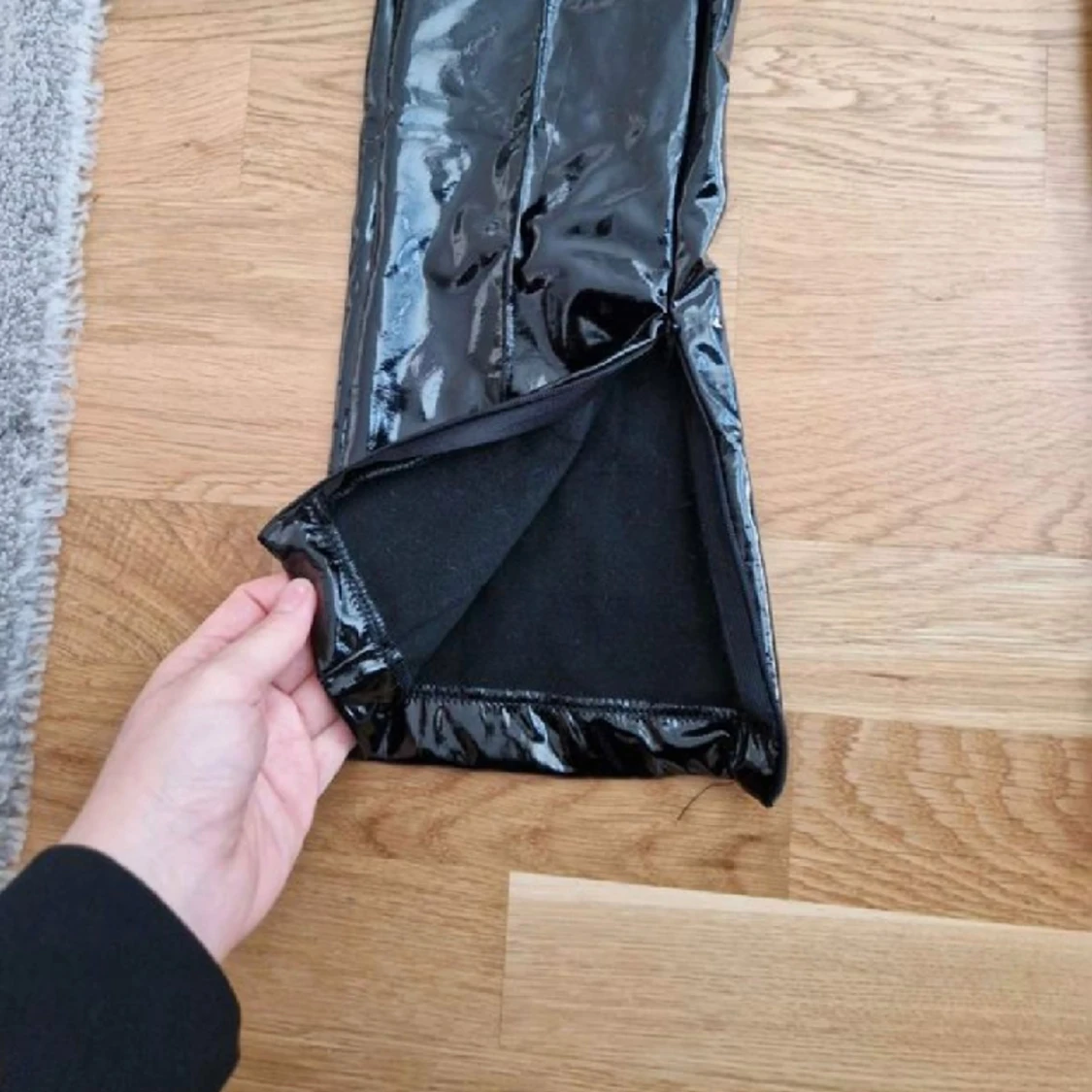 NA-KD utsvängda byxor med slits  - 90