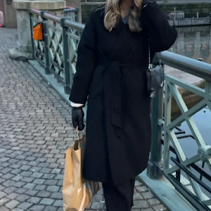 Kappa  - Säljer en superfin kappa från zara, säljer då den tyvärr har blivit för liten på mig❤️Mjuk i materialet och kappan har en slits där bak.  Ordinarie pris: 1699kr