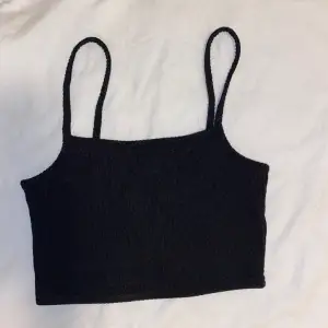 Säljer ett ribbat svart linne. Det är en croptop med spagetti band. Från H&M och i storlek XS. OBS: köparen står för frakten. (Annonsen finns ute på fler sidor)