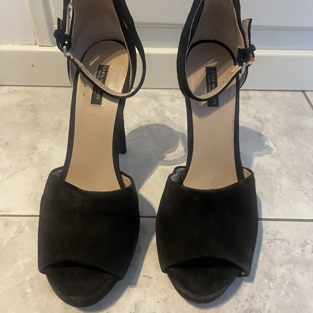 Svarta pumps från Zara Woman storlek 38. Mycket fint skick! . Skor.