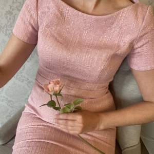 Snygg klänning i ljusrosa tweed 
