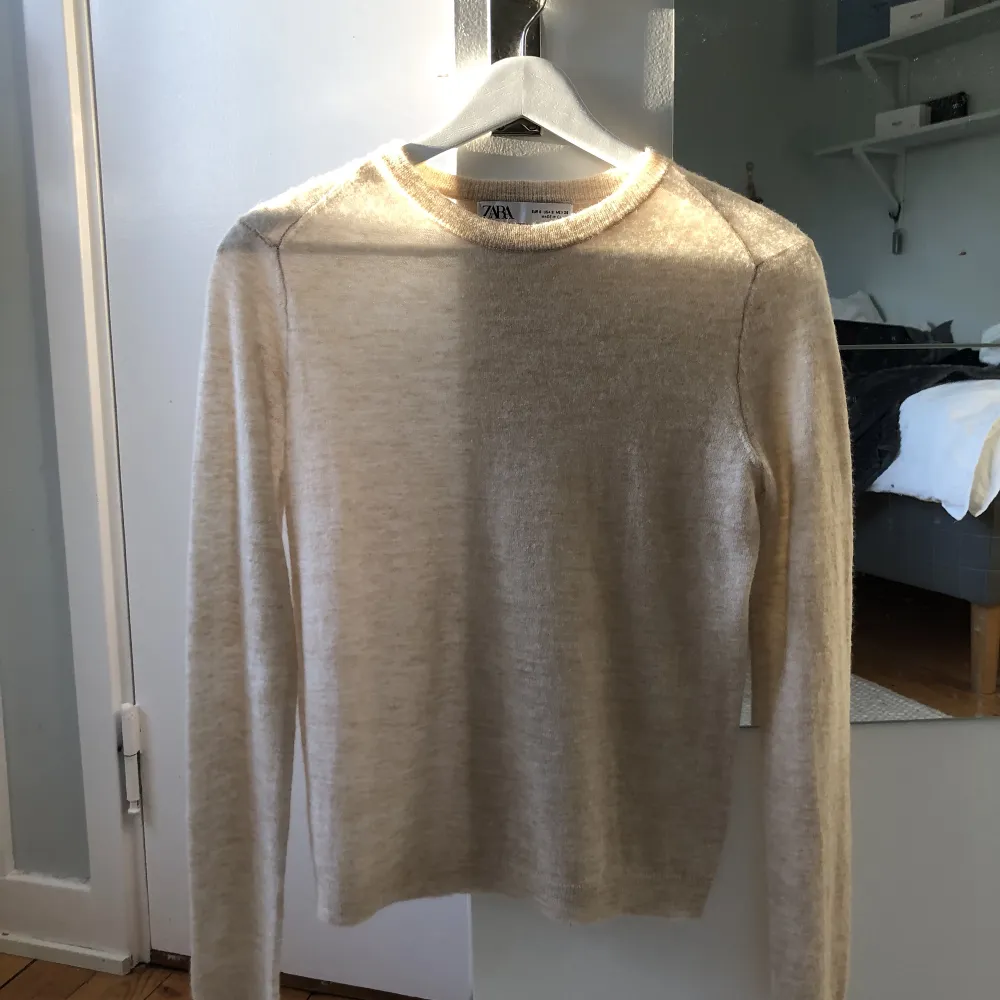 En genomskinlig stickad tröja från zara som jag aldrig använt💗. Tröjor & Koftor.