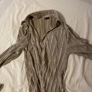 Säljer denna JÄTTE sköna tröja från Gina i storlek S för 90kr + frakt (pris kan diskuteras) jätte bekväm typ rosa/lila silver rosé tröja (svårt att förklara)