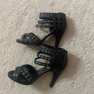 Klackar med nitar - Säljer dessa klackar med nitar på! Så snygga till en utekväll med jeans över!😊