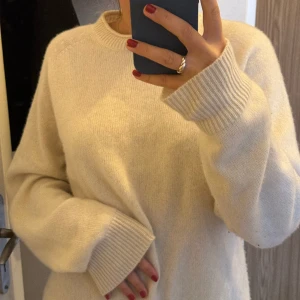 Stickad tröja 100% Kashmir  - Jöttefin benvit stickad tröja från COS. Storlek S men den är oversized så passar XS-L beroende på hur man vill att den ska sitta🩷 nypris 1700kr