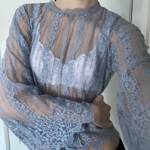 genomskinlig blus - Jättesöt genomskinlig blus med spetsmaterial, jättefint skick! 