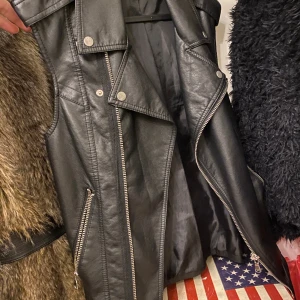 Väst - Väst i skinn, storlek 36! Jättefint skick!