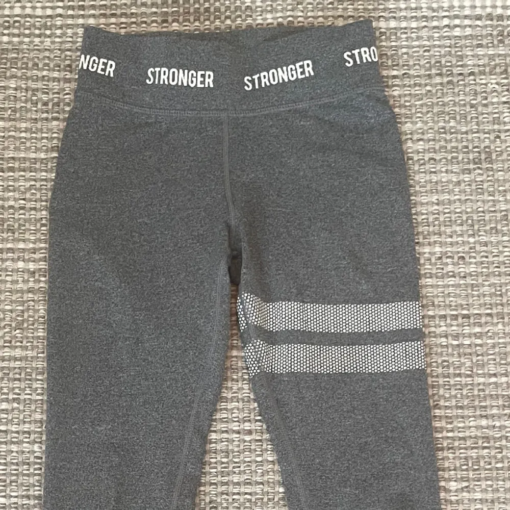 Säljer mina superfina stronger träningthights i storlek xs. Dessa var för små när jag fick de så därav är de i nyskick. Tveka inte på att höra av er vid frågor💗 Nypris: 699. Jeans & Byxor.