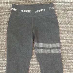 Stronger thights - Säljer mina superfina stronger träningthights i storlek xs. Dessa var för små när jag fick de så därav är de i nyskick. Tveka inte på att höra av er vid frågor💗 Nypris: 699