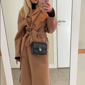 Kappa i kamel - Säljer denna såå snygga och klassiska kamelfärgade kappan❤️ ej använd endast provad❤️ köpt för ca 1300kr